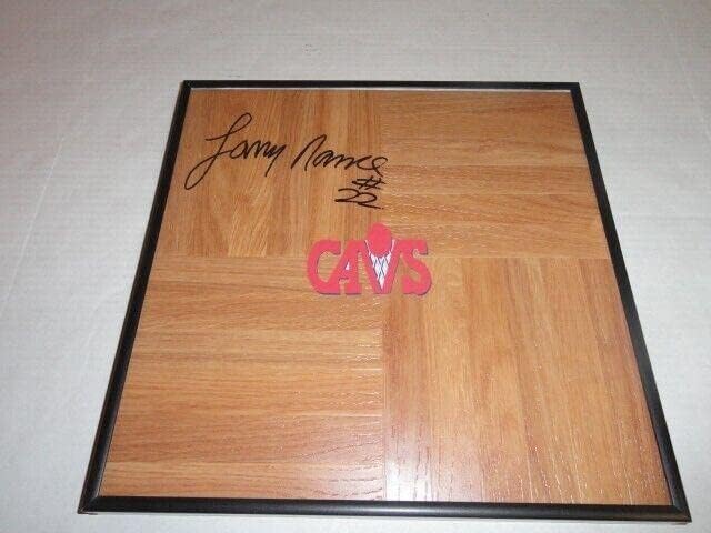 Larry Nance potpisao je uokvirene 12x12 podne ploče Cleveland Cavaliers - autogramirane NBA ploče