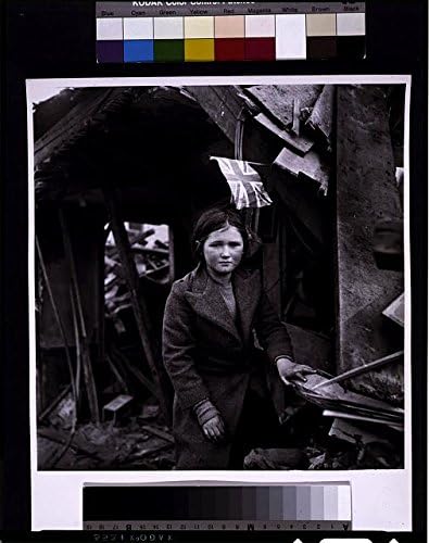 HistoricalFindings Foto: Incident u Batterseaju,London,Engleska,djevojka među ruševinama,Drugi svjetski